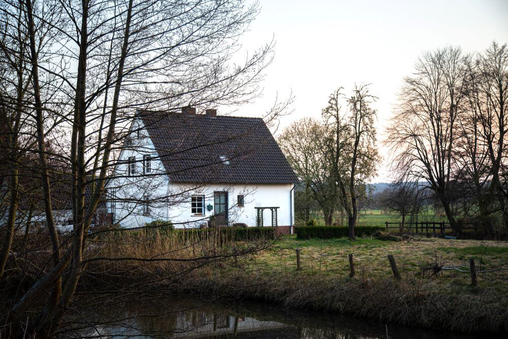 Jak wyegzekwować prawo do służebności mieszkania i wyznaczyć przysługujące pomieszczenie?